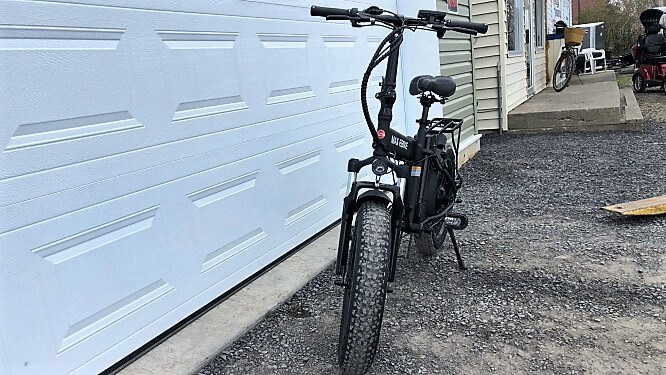 Vélo électrique fat bike max 48 volts 350 watts Daymak noir