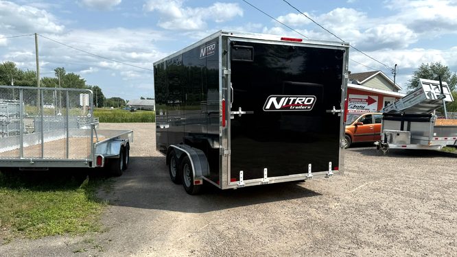 Remorque fermée 7.5X14 en aluminium revêtement noire Polycor 2X3500 lbs porte rampe essieux torsions Nitro Trailers (11)