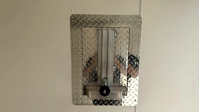Remorque fermée 7.5X14 en aluminium revêtement noire Polycor 2X3500 lbs porte rampe essieux torsions Nitro Trailers (12)