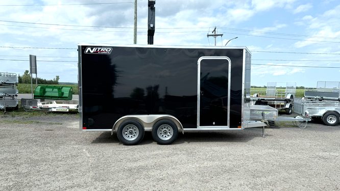 Remorque fermée 7.5X14 en aluminium revêtement noire Polycor 2X3500 lbs porte rampe essieux torsions Nitro Trailers (13)