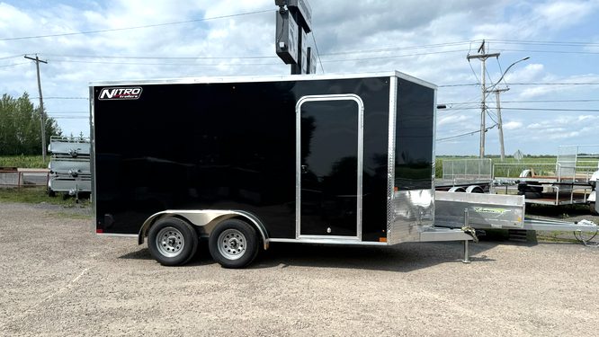 Remorque fermée 7.5X14 en aluminium revêtement noire Polycor 2X3500 lbs porte rampe essieux torsions Nitro Trailers (14)