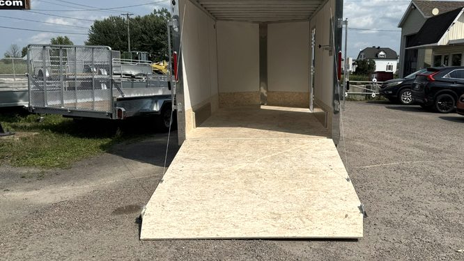 Remorque fermée 7.5X14 en aluminium revêtement noire Polycor 2X3500 lbs porte rampe essieux torsions Nitro Trailers (5)