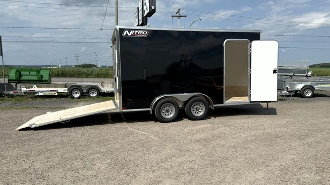 Remorque fermée 7.5X14 en aluminium revêtement noire Polycor 2X3500 lbs porte rampe essieux torsions Nitro Trailers (9)